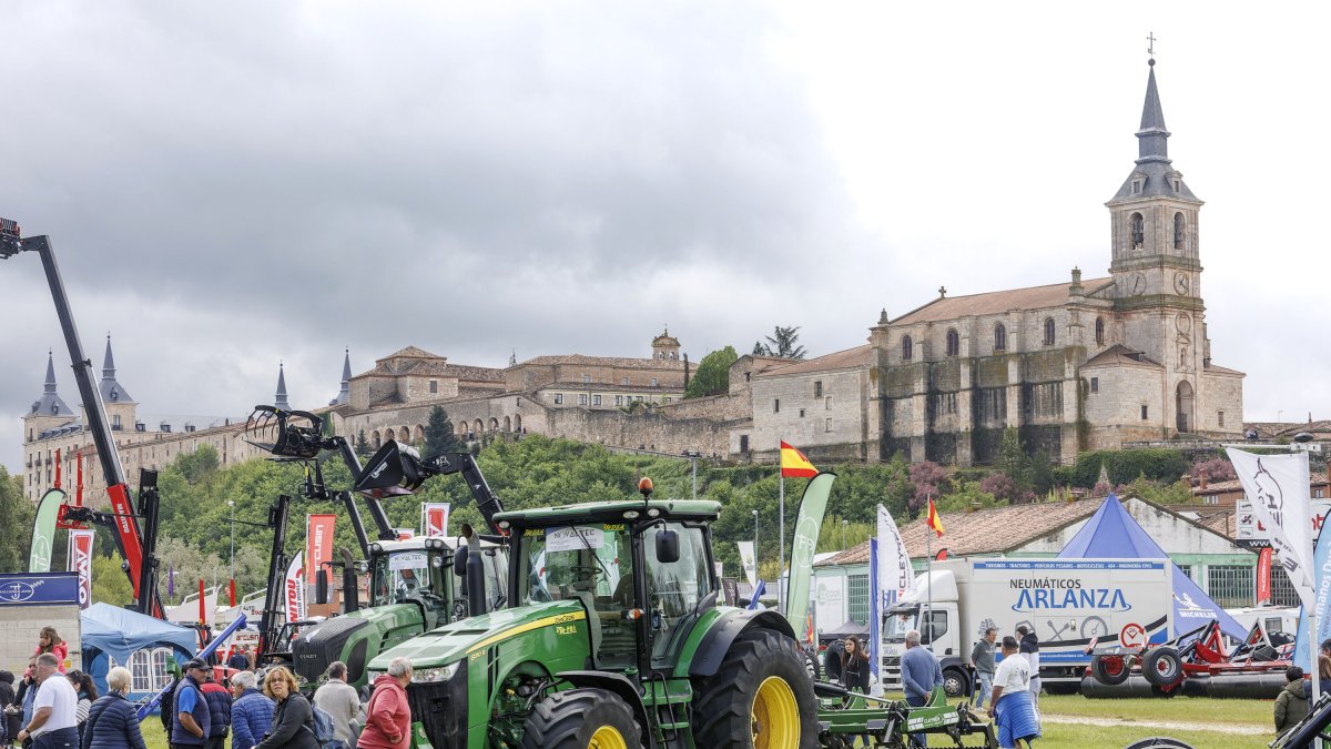 Los socialistas Esther Peña y Daniel de la Rosa acudieron a la inauguración de la Feria de Maquinaria Agrícola de Lerma.