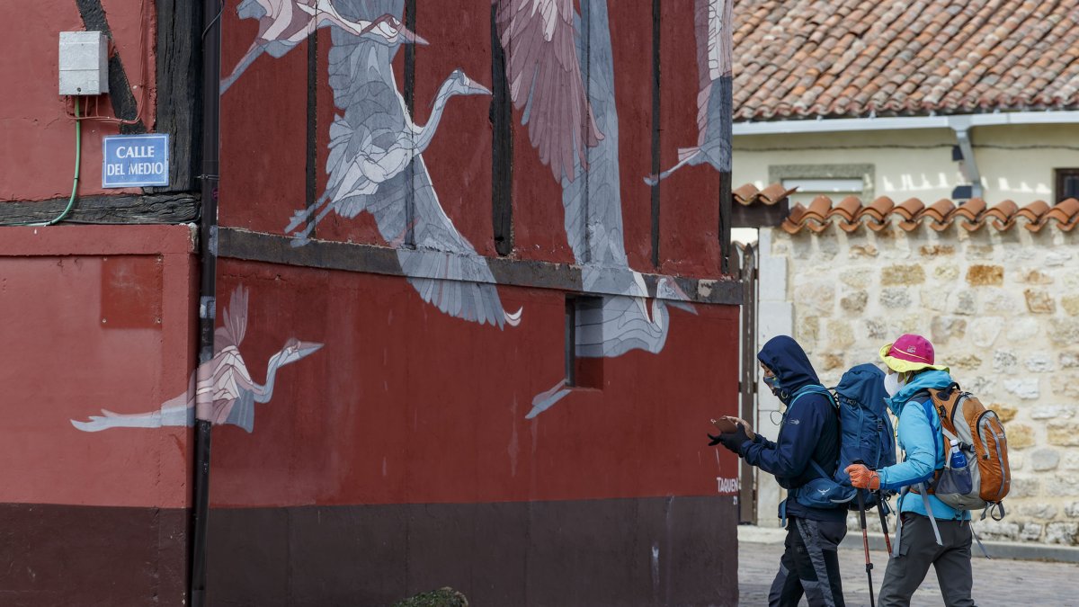 Imagen de dos peregrinos a su paso por Agés.