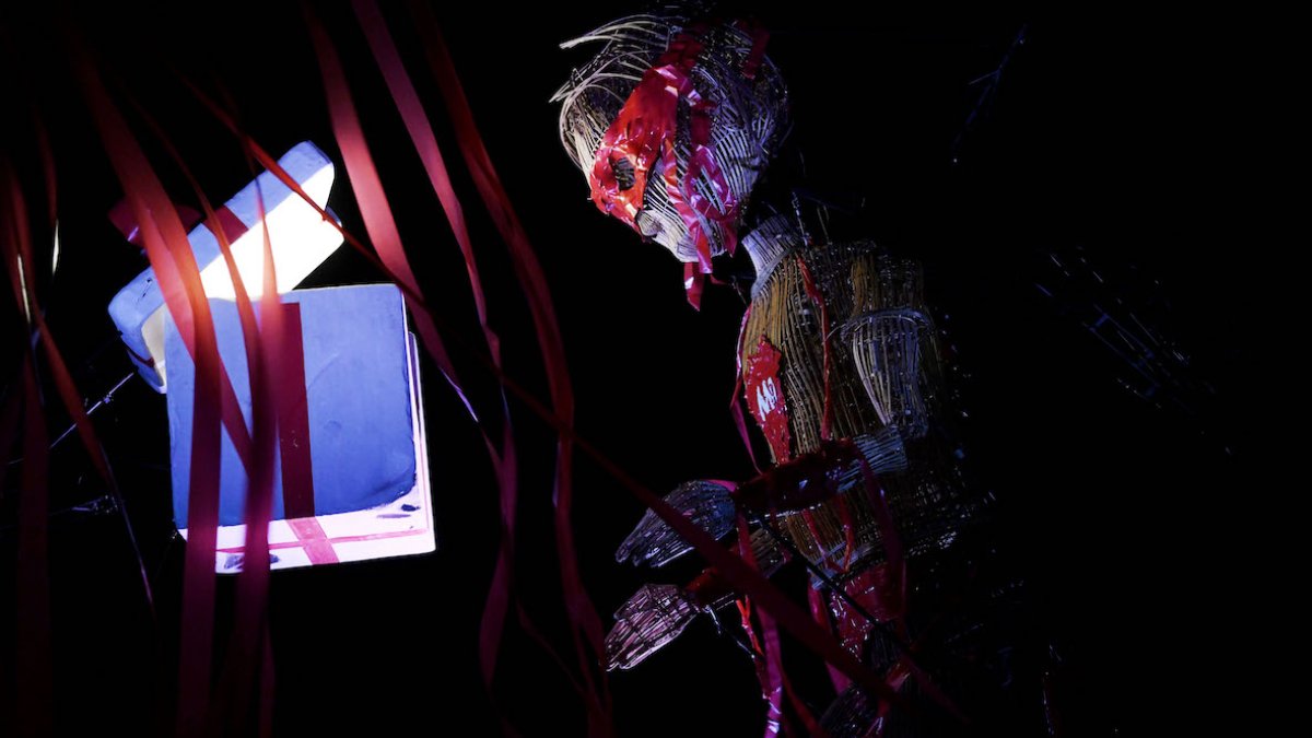 Imagen del singular espectáculo ‘Mo y la cinta roja’, de la compañía francesa l’Homme debout.