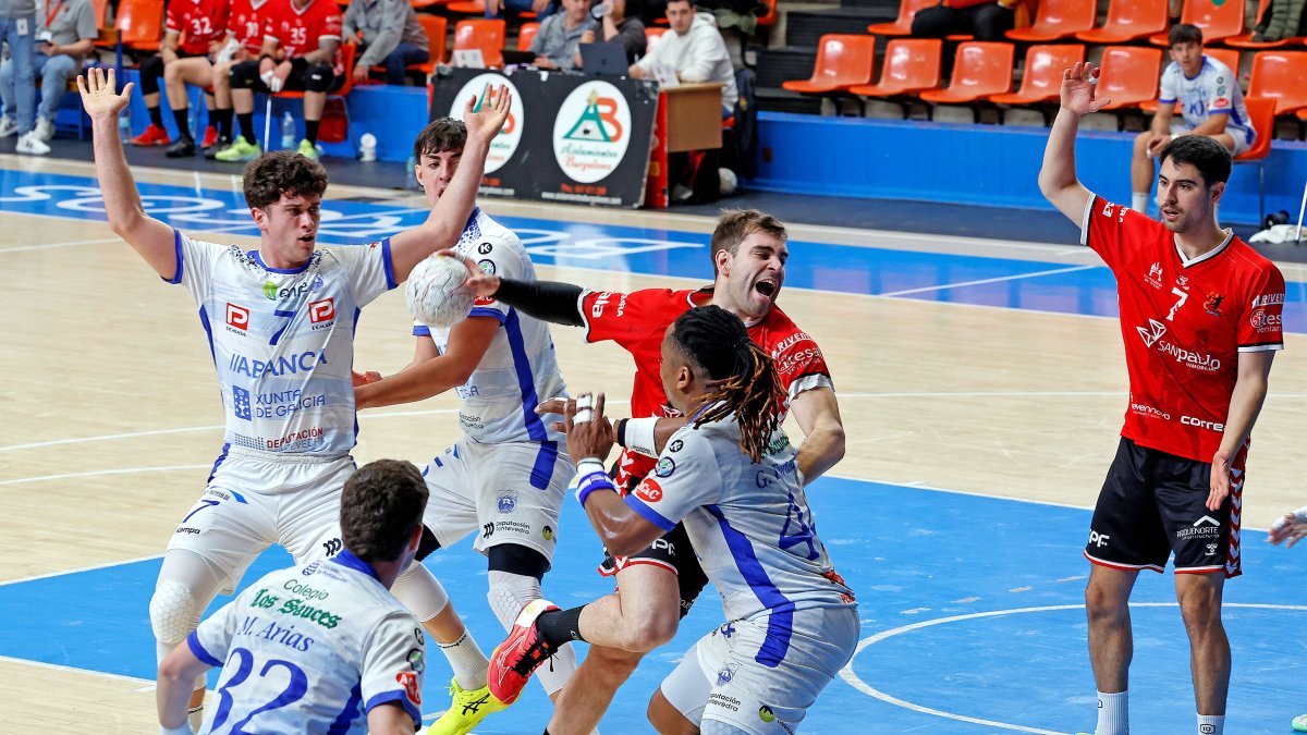 Imagen del partido entre el UBU San Pablo Burgos y Club Cisne Colegio Los Sauces.