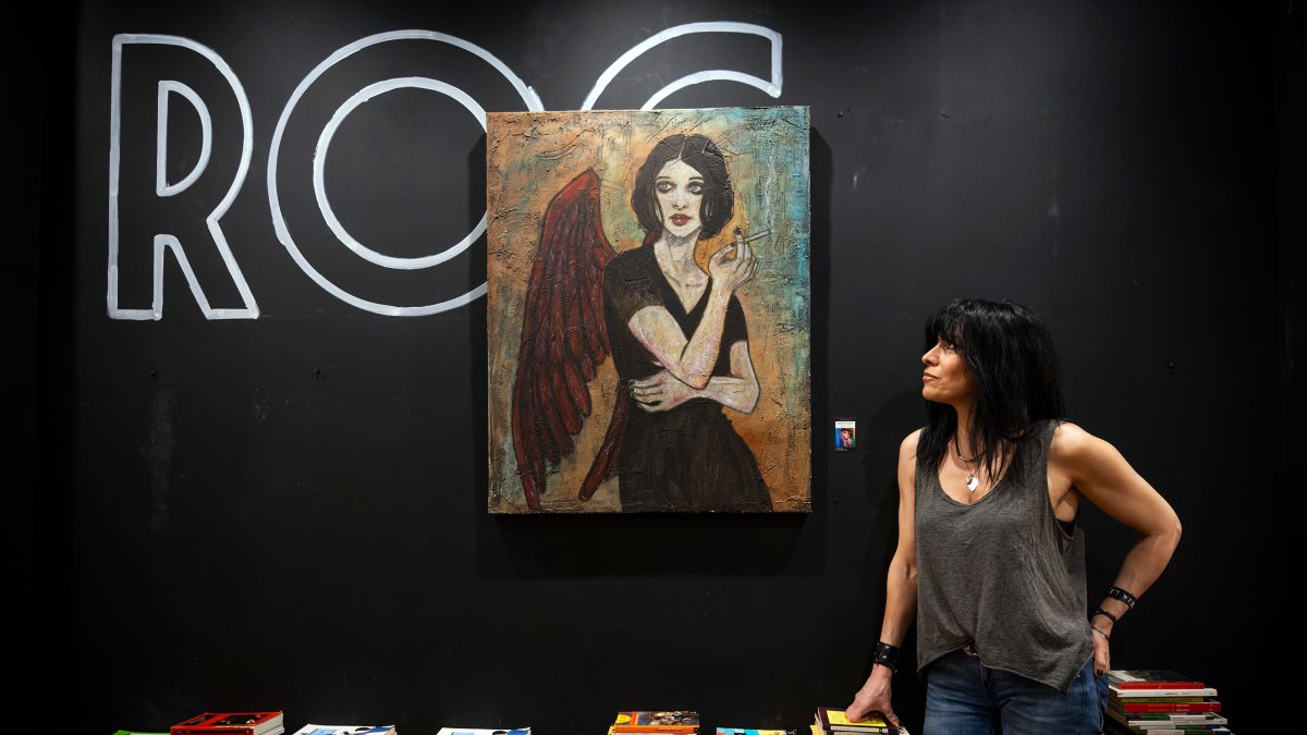 Marta Tapia observa una de sus creaciones.