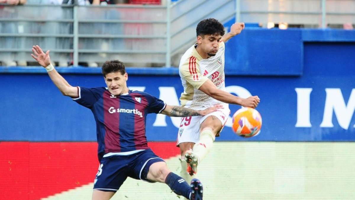 Imagen del partido entre el Eibar y el CD Mirandés.