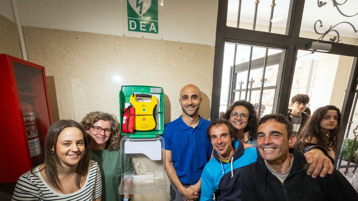 Trabajadores del centro educativo San Pedro y San Felices formados en Soporte Vital Básico y preparados para utilizar el desfibrilador automático recién instalado.