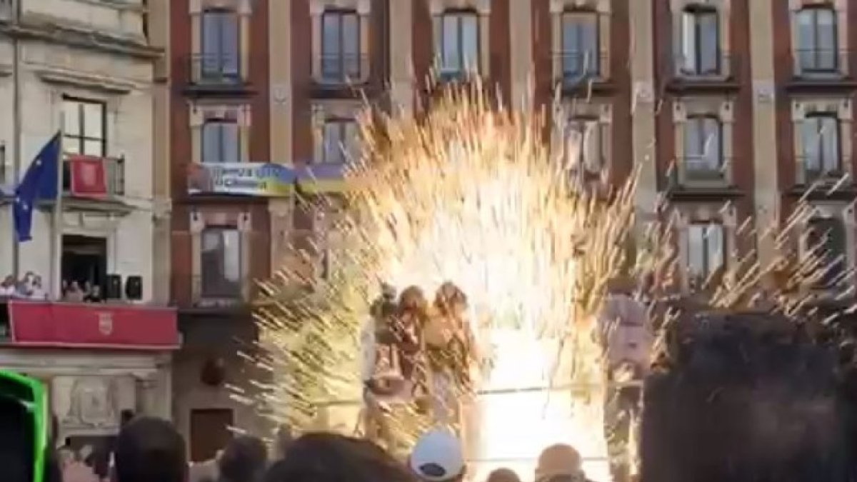 Instante en el que el cohete anunciador de las fiestas de San Pedro explota en la tarima de prensa.