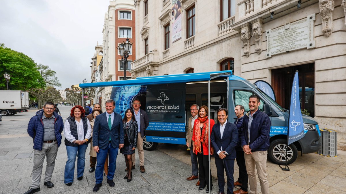 Presentación de la unidad móvil de Recoletas que realizará las revisiones de vista.