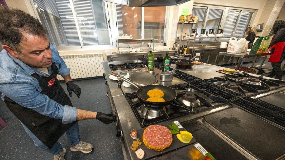Eduardo Antón, ganador del Concurso Provincial de Hamburguesas Artesanales de Grecabur.