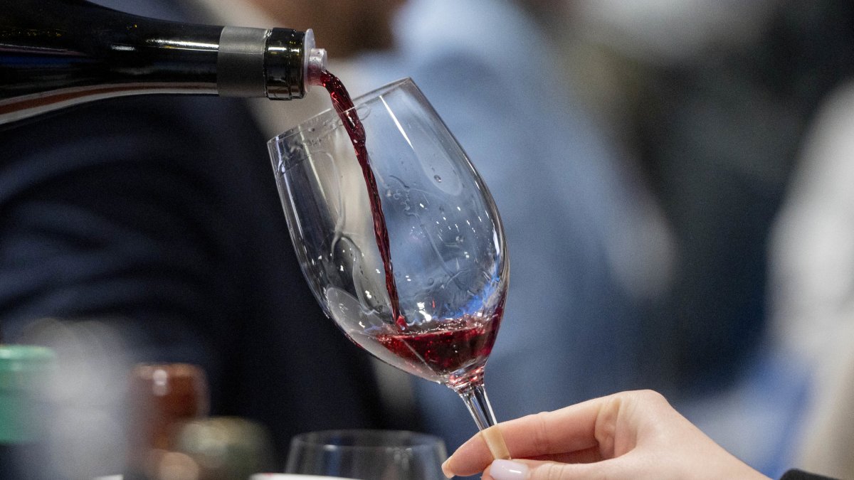 Archivo - Una persona sirve una copa de vino durante la XXIII edición de ‘Madrid Fusión Alimentos de España’, en IFEMA, a 27 de enero de 2025, en Madrid (España).