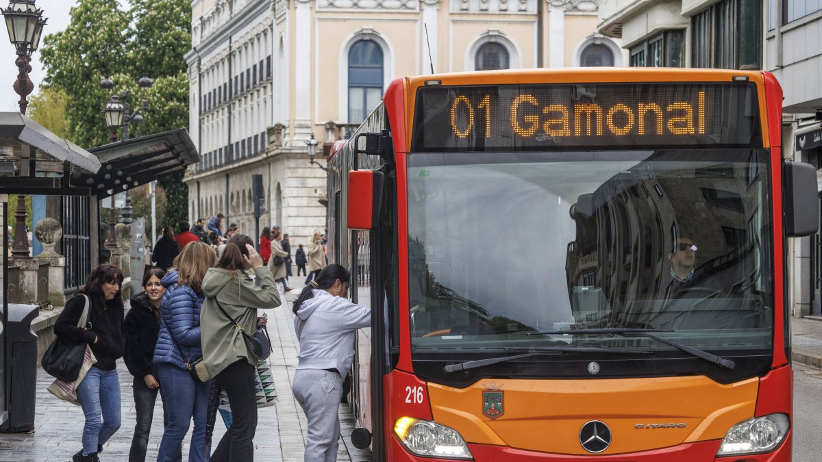 Viajeros suben al autobús municipal, en una parada de la capital burgalesa.