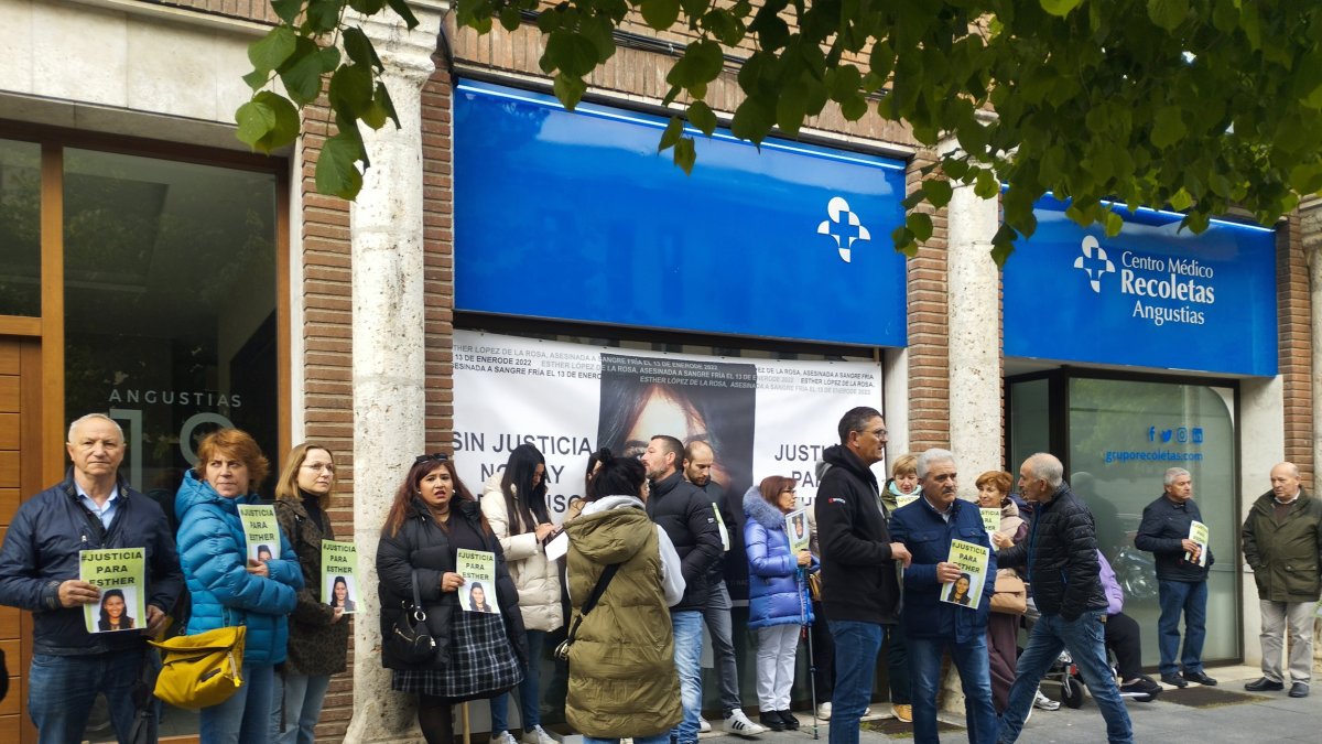 Concentración de familiares y vecinos de Traspinedo ante la Audiencia de Valladolid.