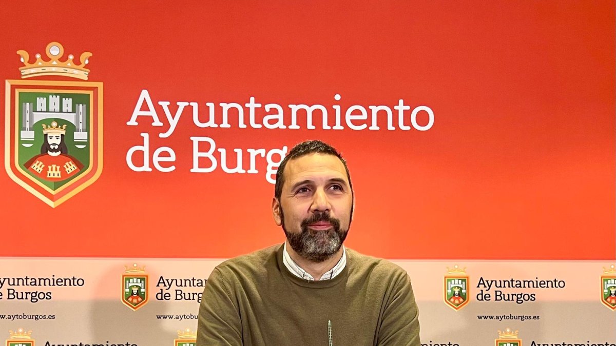 El concejal socialista Daniel Garabito, durante la rueda de prensa.