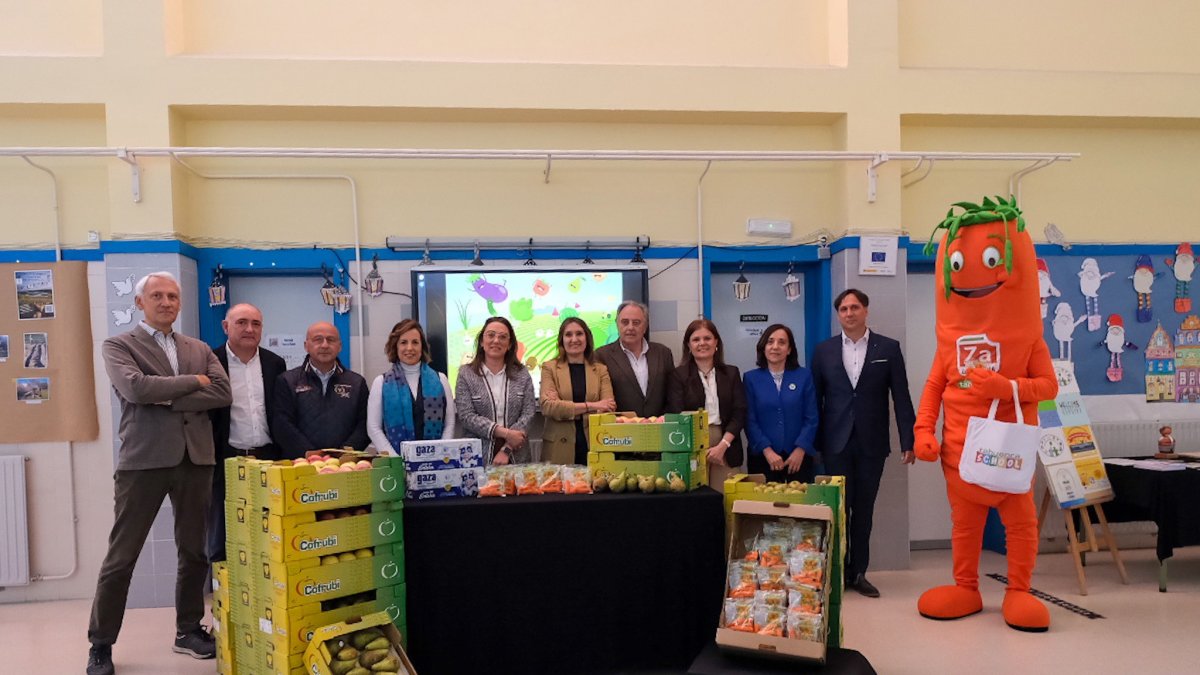 La consejera de Agricultura, Ganadería y Desarrollo Rural, María González Corral, y la de Educación, Rocío Lucas, presentan el programa de reparto de frutas y hortalizas en centros educativos en Laguna de Duero (Valladolid).