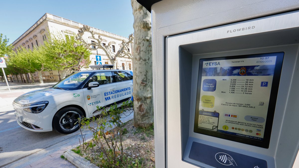 Nuevos parquímetros en marcha en Burgos, junto al nuevo vehículo lector de matrículas que se incorpora al control de la zona azul.