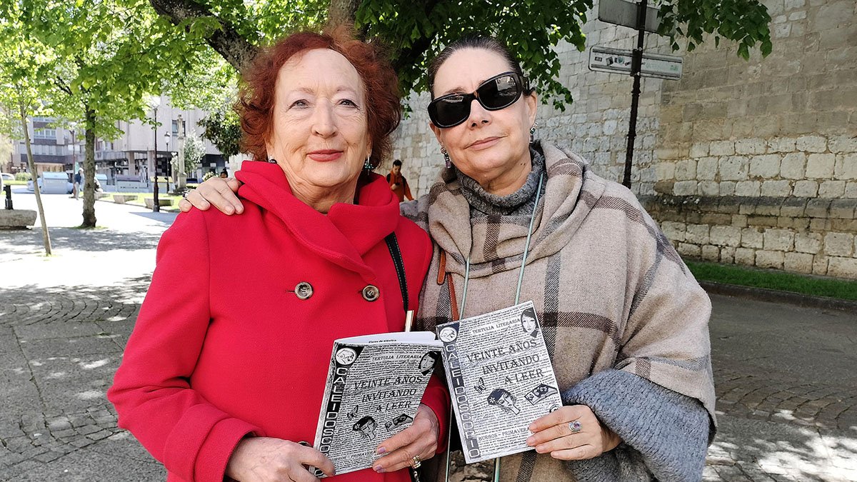 Pilar Martínez (izquierda) y Cristina Casado, de la tertulia Caleidoscopio, con ejemplares de su nueva revista.