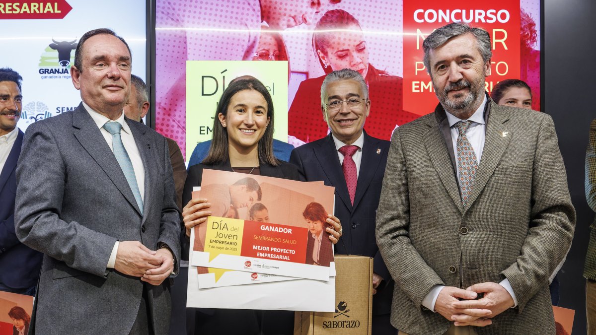 Ramón Sobremonte y Tomás Fisac entregan el primer premio del Concurso a Mejor Proyecto Empresarial a Paula Rodriguez por 'Sembrando salud'.