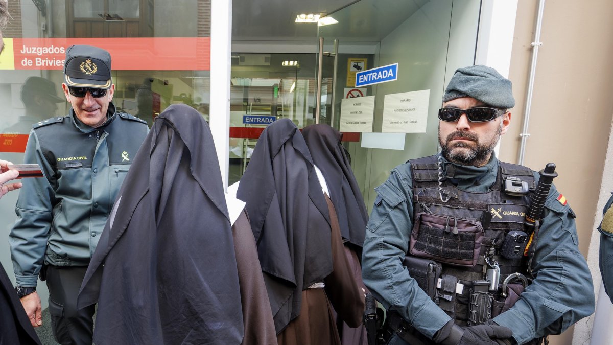 Las monjas de Belorado, entrando en el Juzgado de Briviesca.
