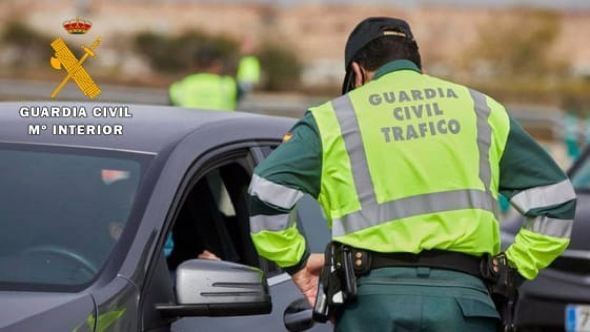 Archivo - La Guardia Civil de Valladolid auxilia a una familia tras el cierre accidental de un vehículo con un bebé en su interior.