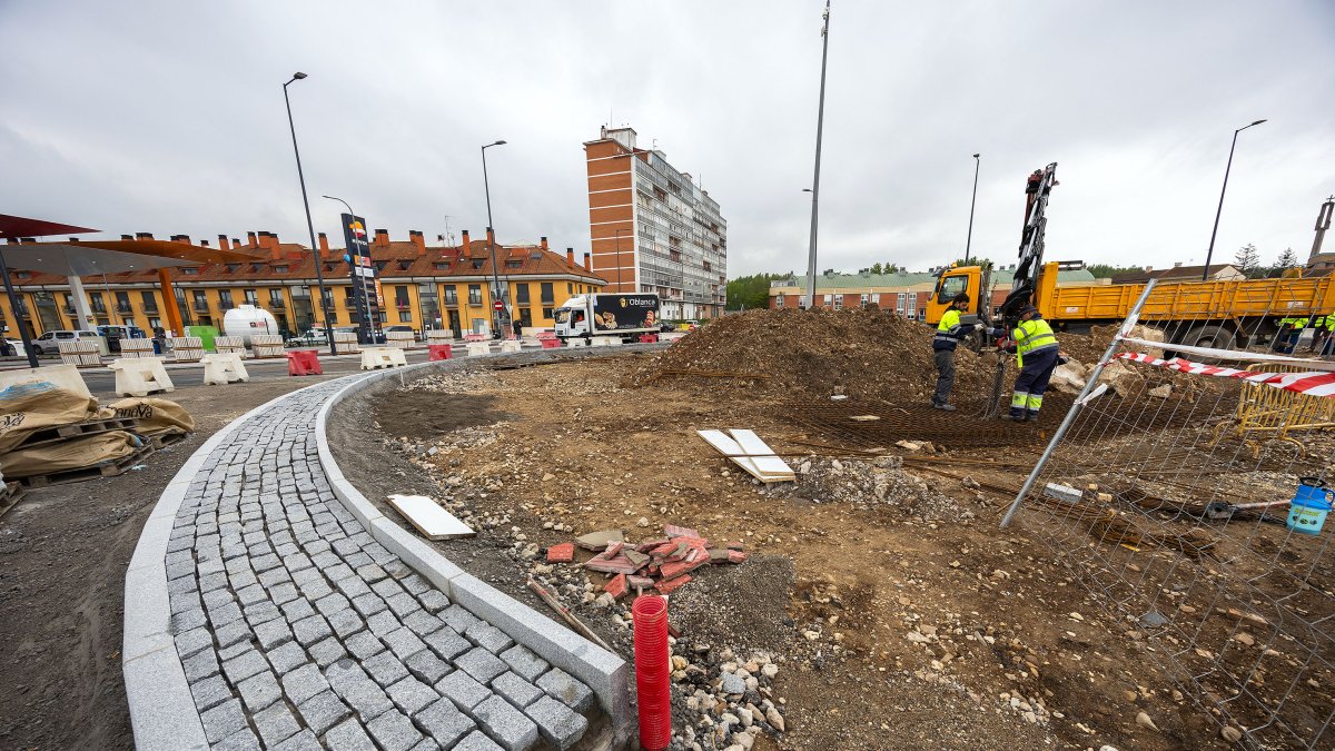 La nueva rotonda agilizará la circulación en la intersección entre la N-120 y la avenida Alcalde Martín Cobos.