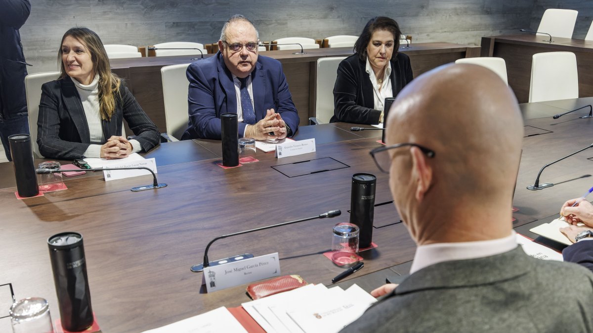 El consejero de Sanidad, Alejandro Vázquez, frente al rector de la UBU, José Miguel García (de espaldas).