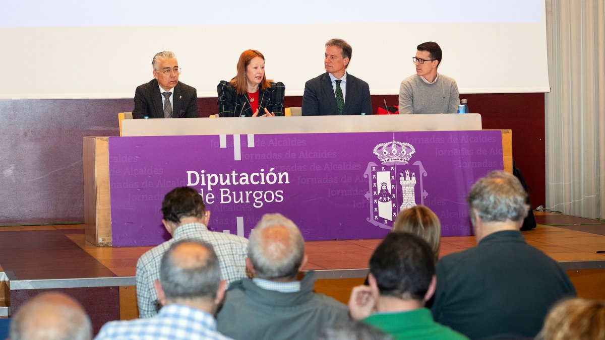 El delegado de la Junta y el técnico responsable de Emergencias en Burgos arropan a Irene Cortes y Borja Suarez en la presentacin del encuentro con alcaldes de la provincia.