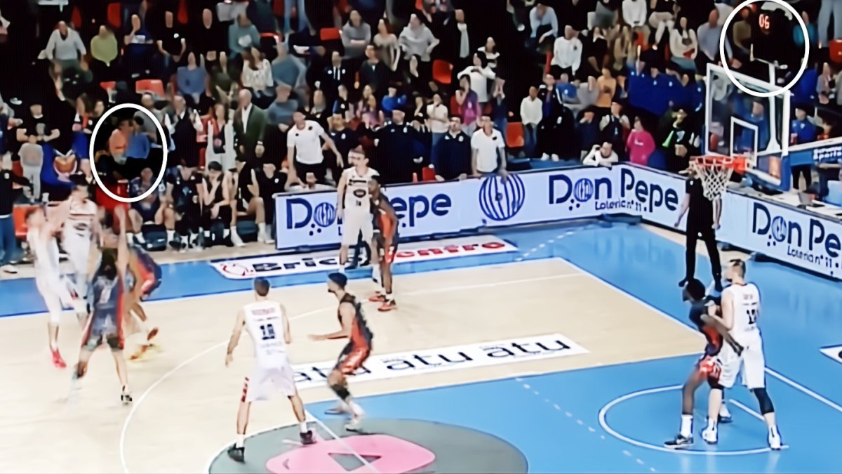 El balón se aprecia en el círculo apenas como una mancha anaranjada, pero la imagen refleja que desde el saque al lanzamiento sólo transcurrió 0,1 segundo.