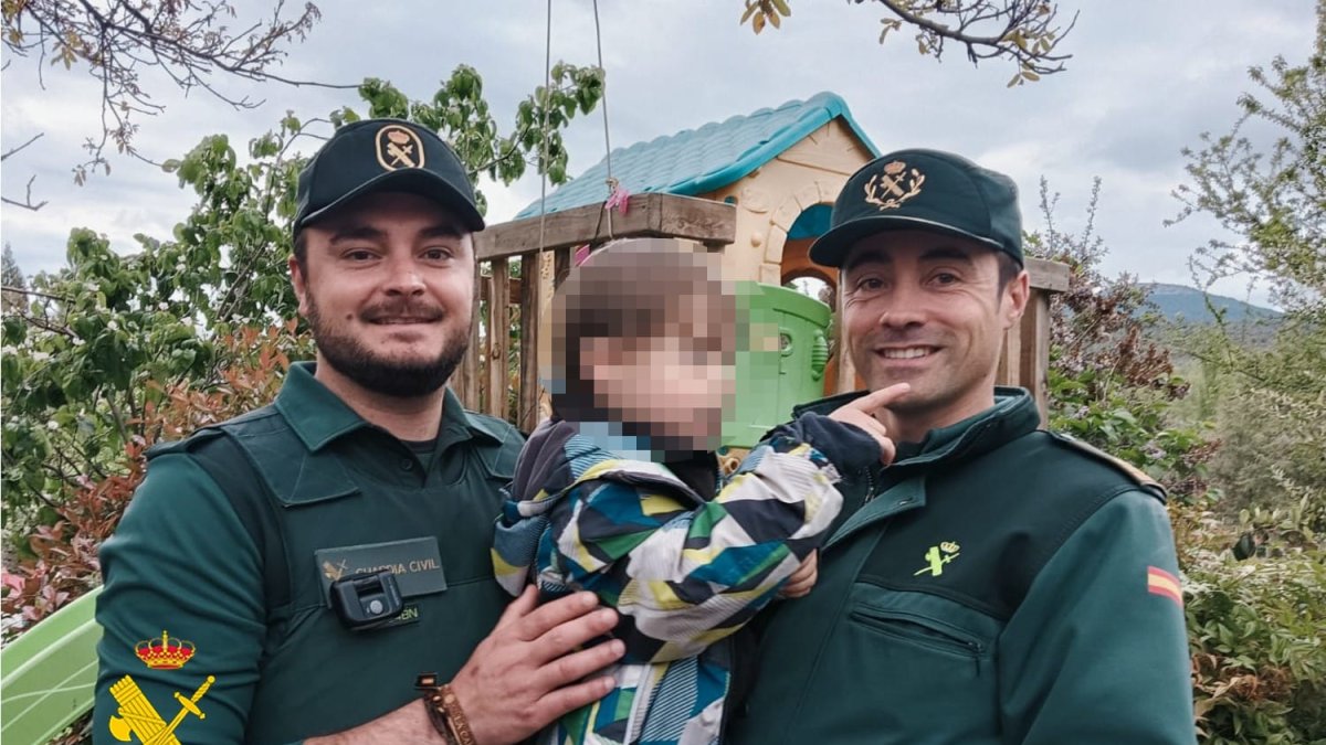 Dos de los guardias civiles del dispositivo de búsqueda con el niño desaparecido en Covarrubias.