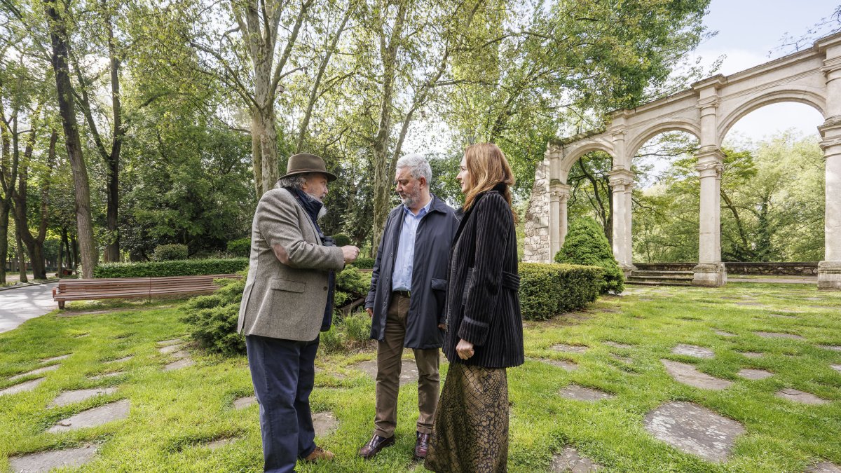 El naturalista Miguel Ángel Pinto charla con el concejal de Medio Ambiente, Carlos Niño, y Carmen Hernando, responsable de Cohesión Social, Bienestar y Sostenibilidad Ambiental de Fundación Caja de Burgos en el paseo de la Isla.