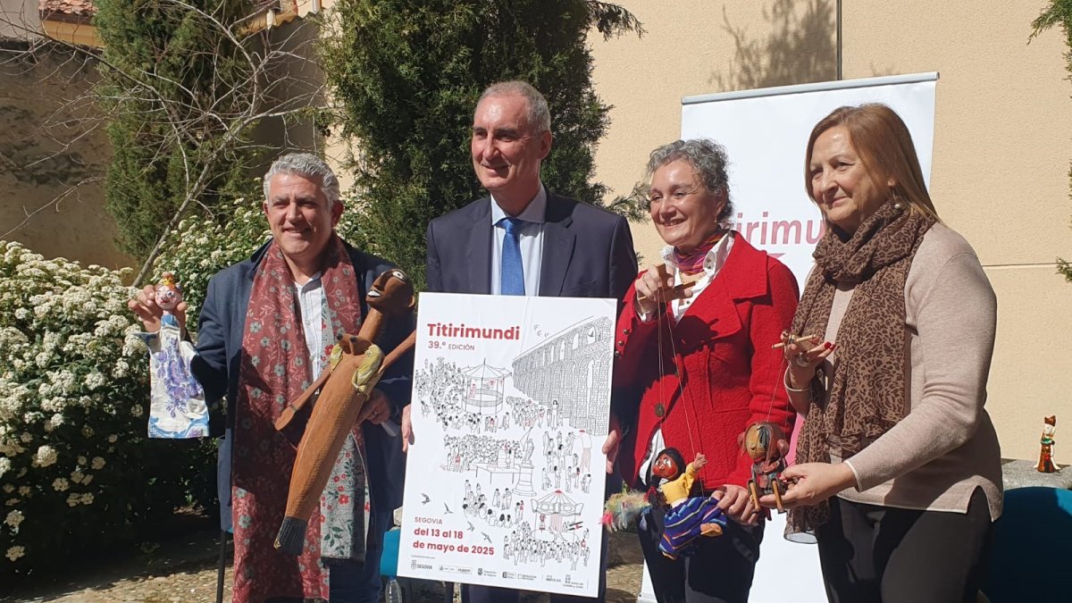 Archivo - El diputado de Cultura, José María Bravo (izda), el alcalde de Segovia, José Mazarías, la directora de Titirimundi, Marían Palma, y la subdelegada del Gobierno, Marián Rueda (EPress).