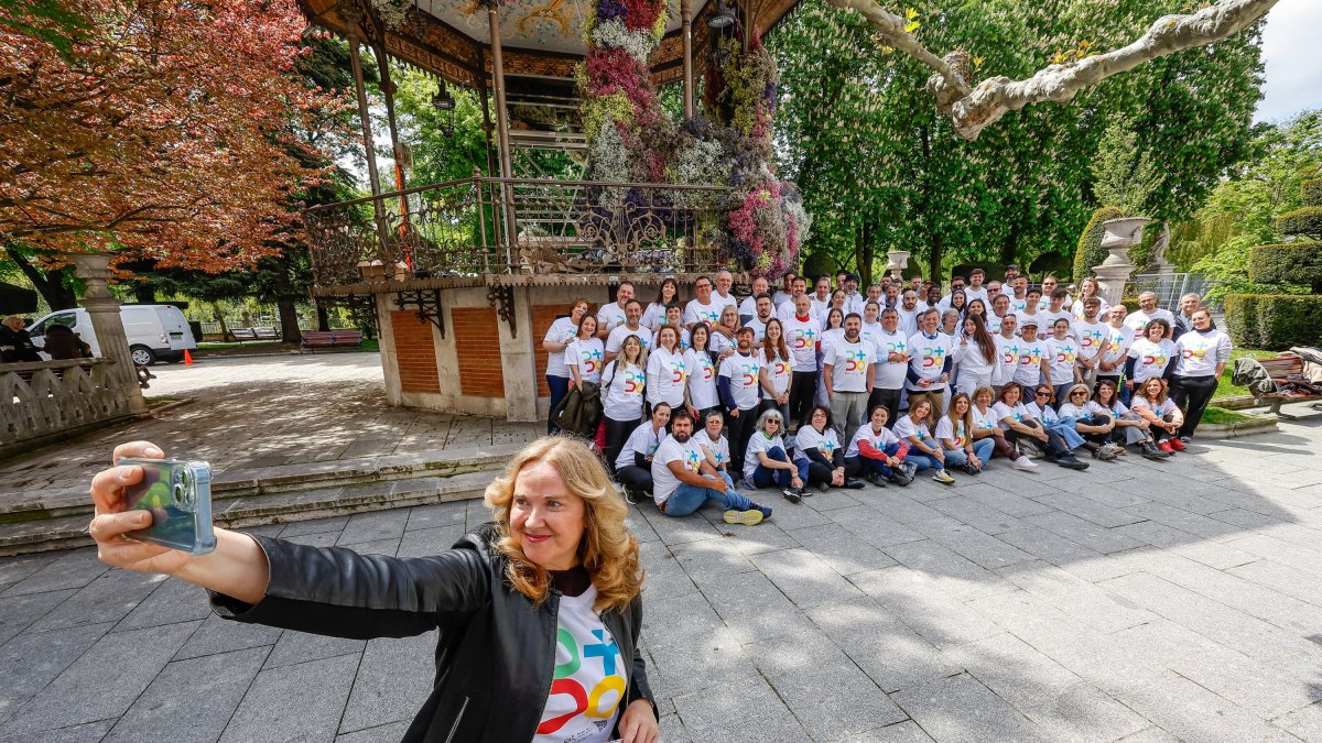 Ayala se hace un selfie con floristas y voluntarios con la camiseta de Burgos 2031.