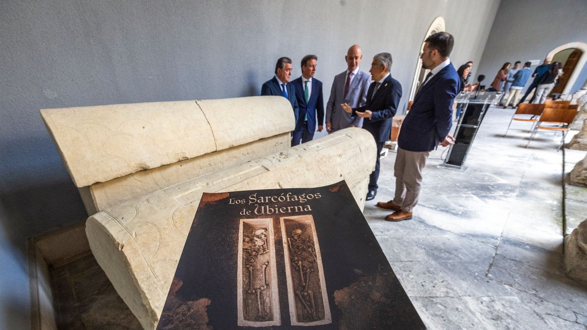Imagen de los dos sarcófagos visigodos.