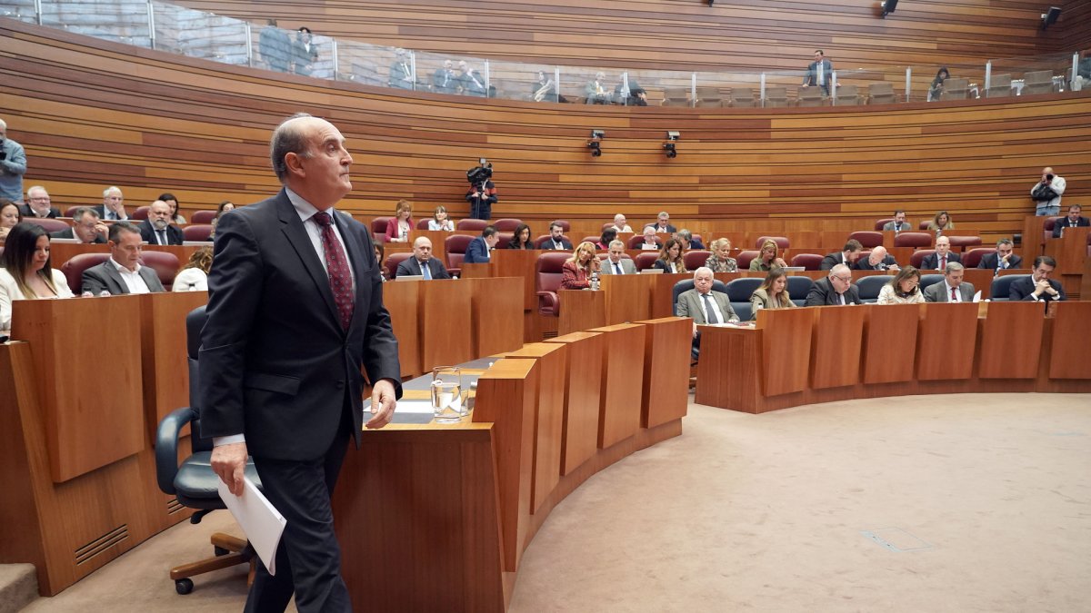 El Procurador del Común de Castilla y León, Tomás Quintana, presenta en el pleno de las Cortes el Informe Anual de la institución correspondiente al año 2024.