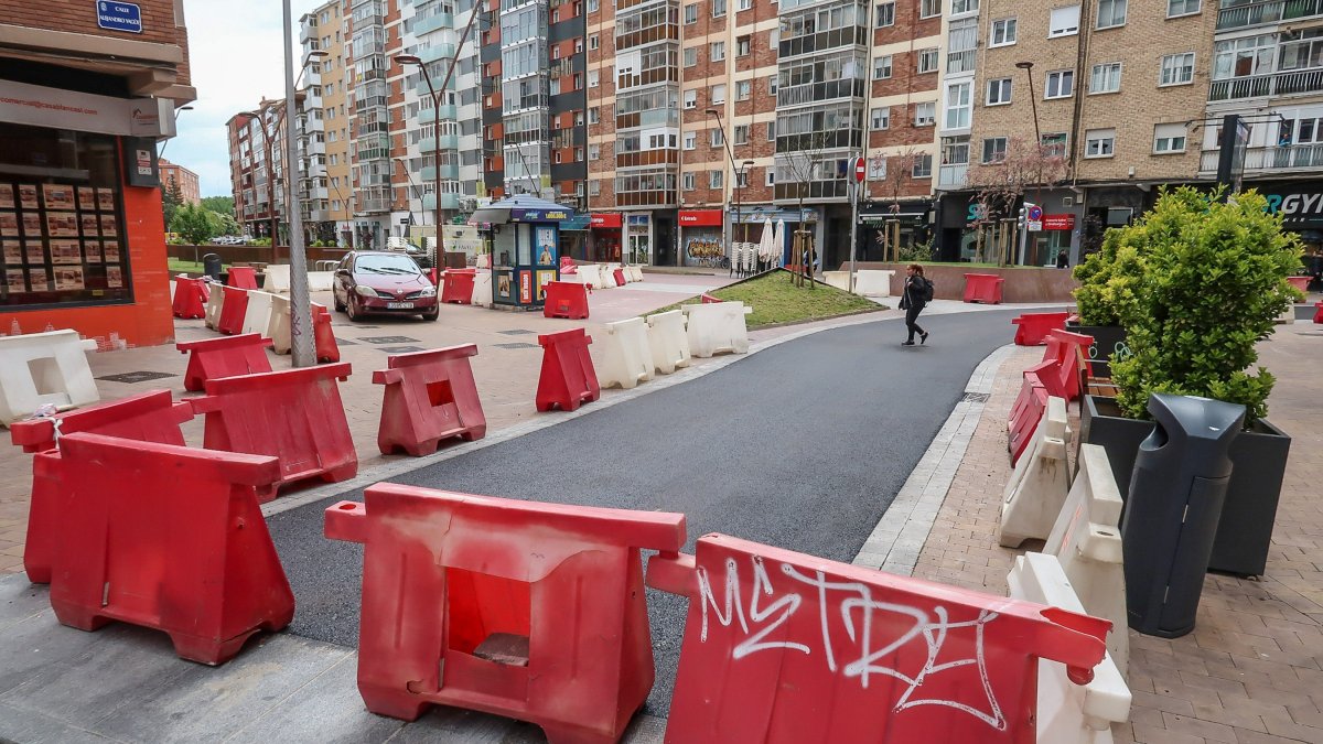 Durante esta mañana se ha echado una capa de asfalto en esta zona de Grandmontagne, tras sustituir el adoquinado en la zona que usan los vehículos.