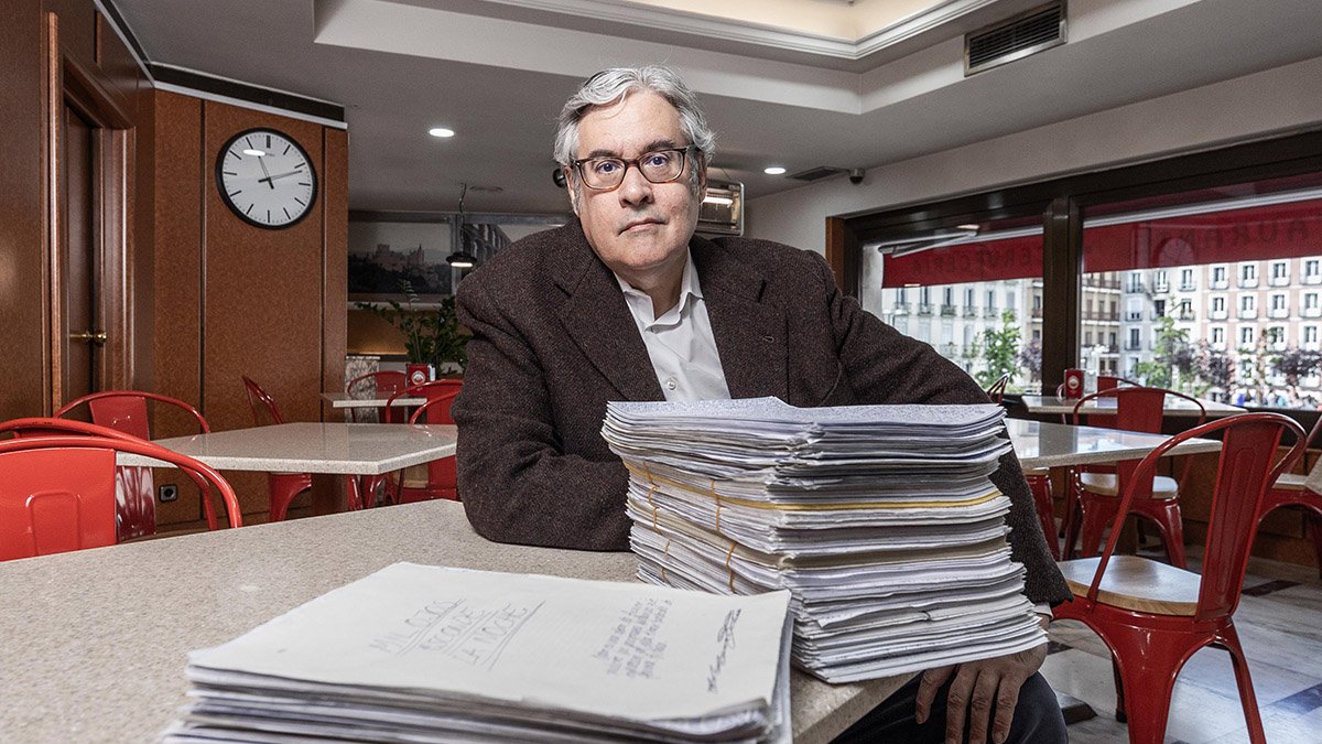 Juan Manuel de Prada, con el manuscrito de ‘Mil ojos esconde la noche’ que Espasa ha publicado en dos volúmenes.