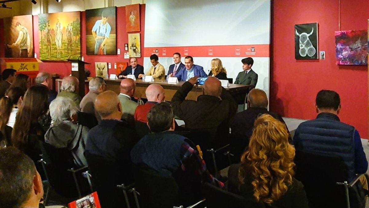 La alcaldesa, arropada por los nombres de la feria.