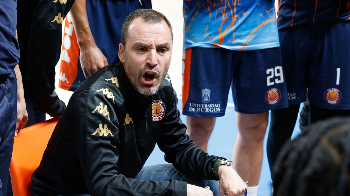 Salva Camps se dirige a la plantilla durante un tiempo muerto del partido ante Obradoiro.