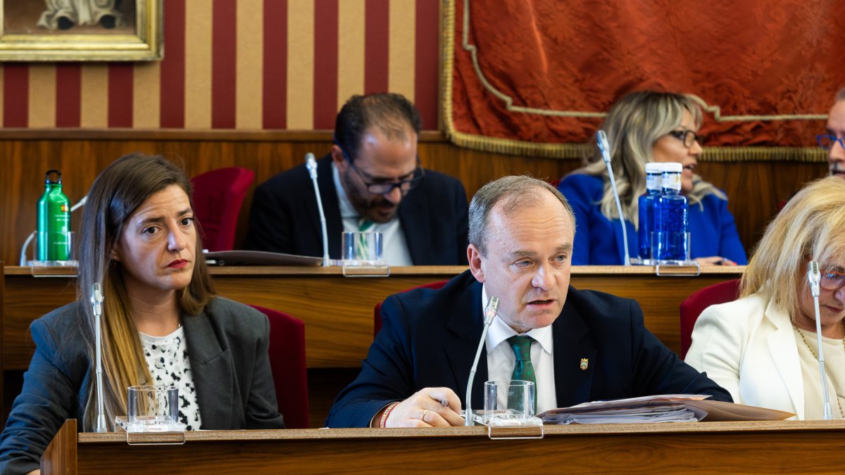 La concejala Marta Alegría con el portavoz de su grupo, Fernando Martínez-Acitores.