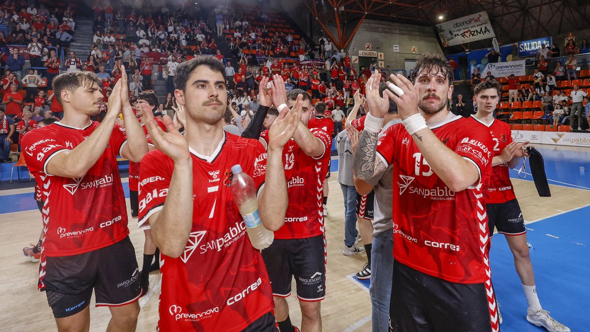 Los jugadores aplauden el apoyo de la afición en el último partido de la temporada pasada.