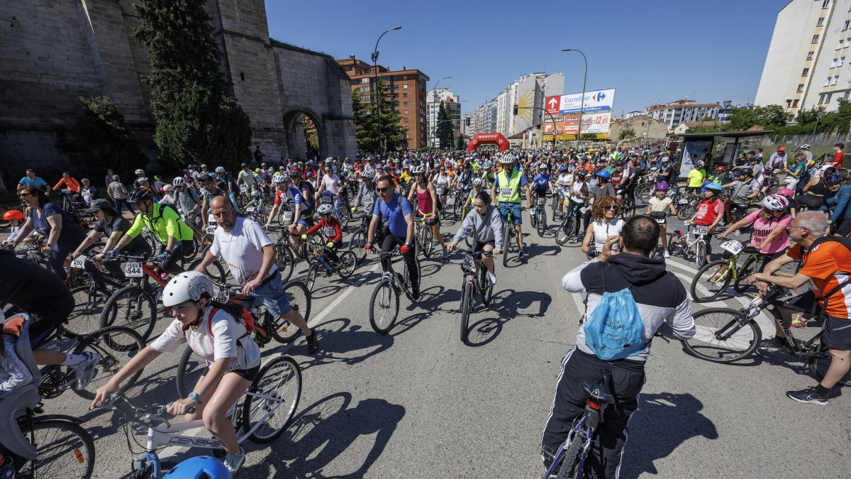 Miles de personas participan en la XXIII edición del Día de la Bici.