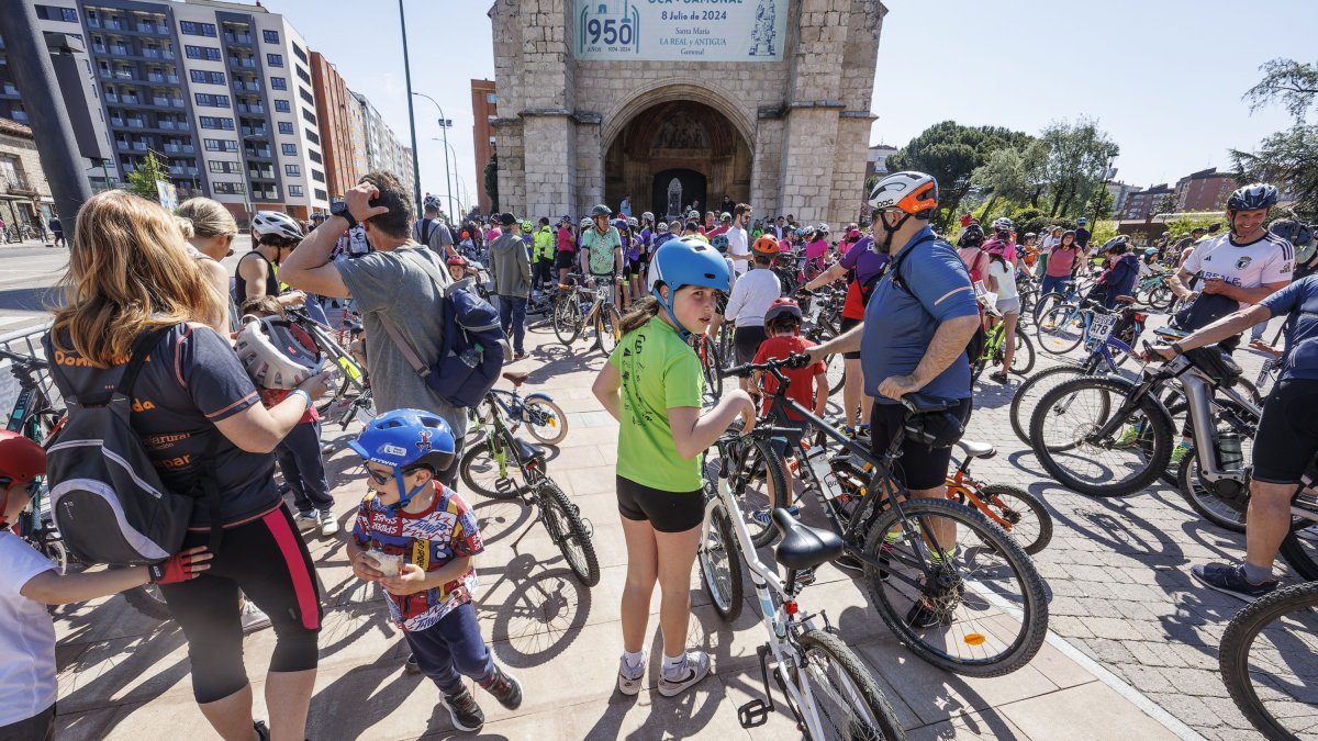 Miles de personas participaron en la XXIII edición del Día de la Bici organizado por Fundación Candeal- Proyecto Hombre.