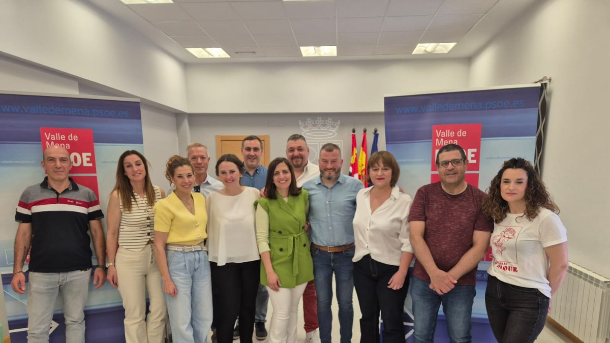 La nueva ejecutiva del PSOE en Mena con la secretaria general del PSOE de Burgos, Esther Peña.