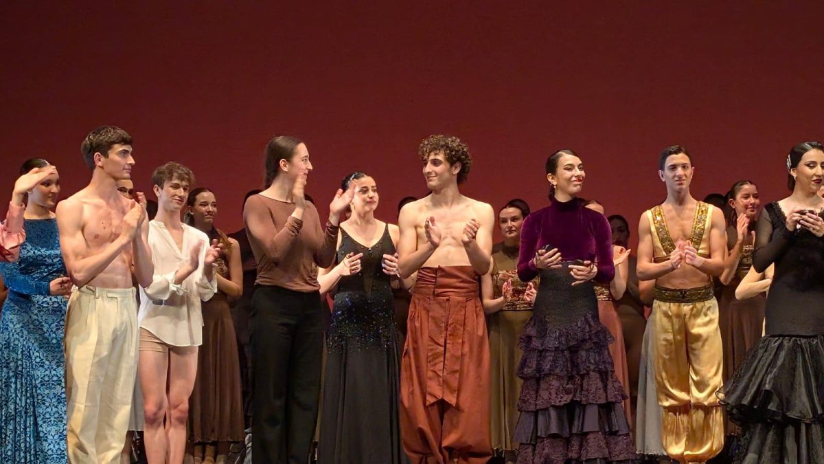 Pablo Bujedo, en el centro, y Maddie Olaizola, a su izquierda, han sido reconocidos en el Concurso de Danza de Castellón. Ella ganó el primer premio en la especialidad de Contemporáneo, él ha recibido becas y estancias de formación.