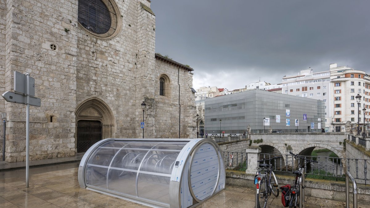 La instalación de los cuatro aparca bicicletas cubiertos han comenzado en la calle San Lesmes, de la capital burgalesa.