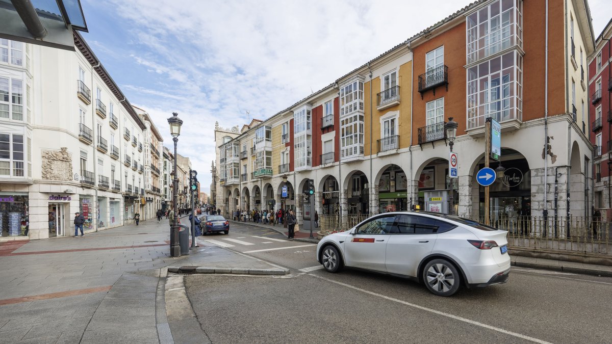Vehículos y autobuses circulando por la calle Santander, en el centro de Burgos.