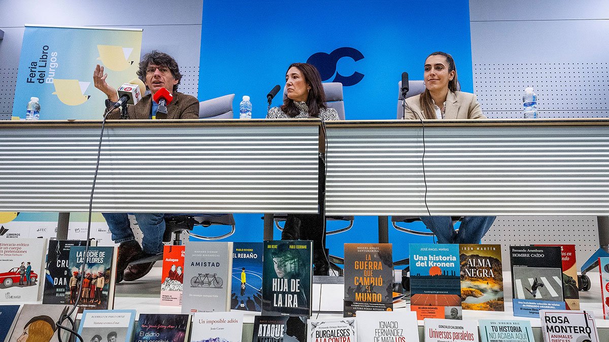 Álvaro Manso, Laura Sebastián y Andrea Ballesteros, en la presentación de la Feria del Libro 2025.