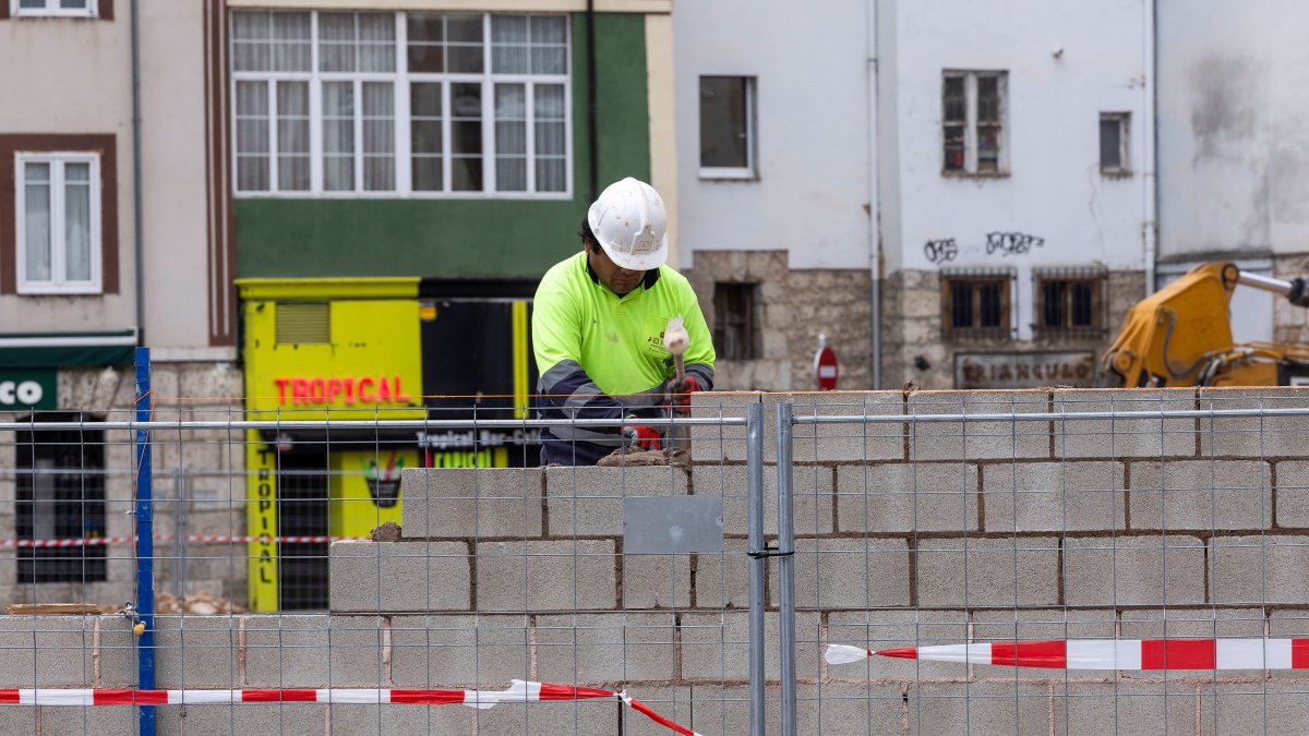 Los operarios trabajaban hace unas semanas en la construcción del muro que rodea el solar donde se encontraba el antiguo Mercado Norte.