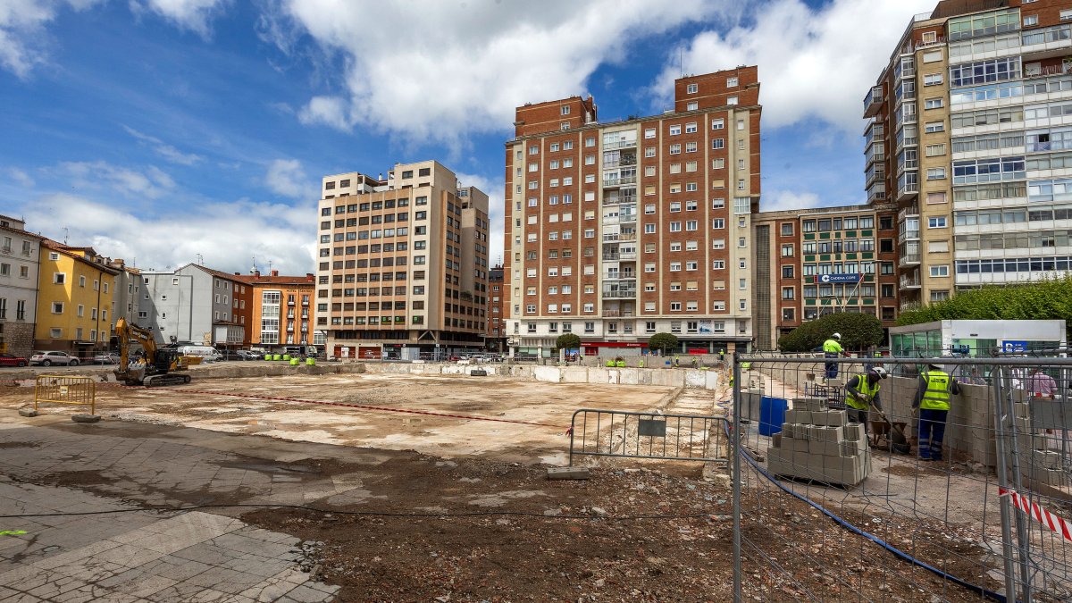 Los operarios trabajan en la construcción del muro que rodeará el solar donde se encontraba el antiguo Mercado Norte.
