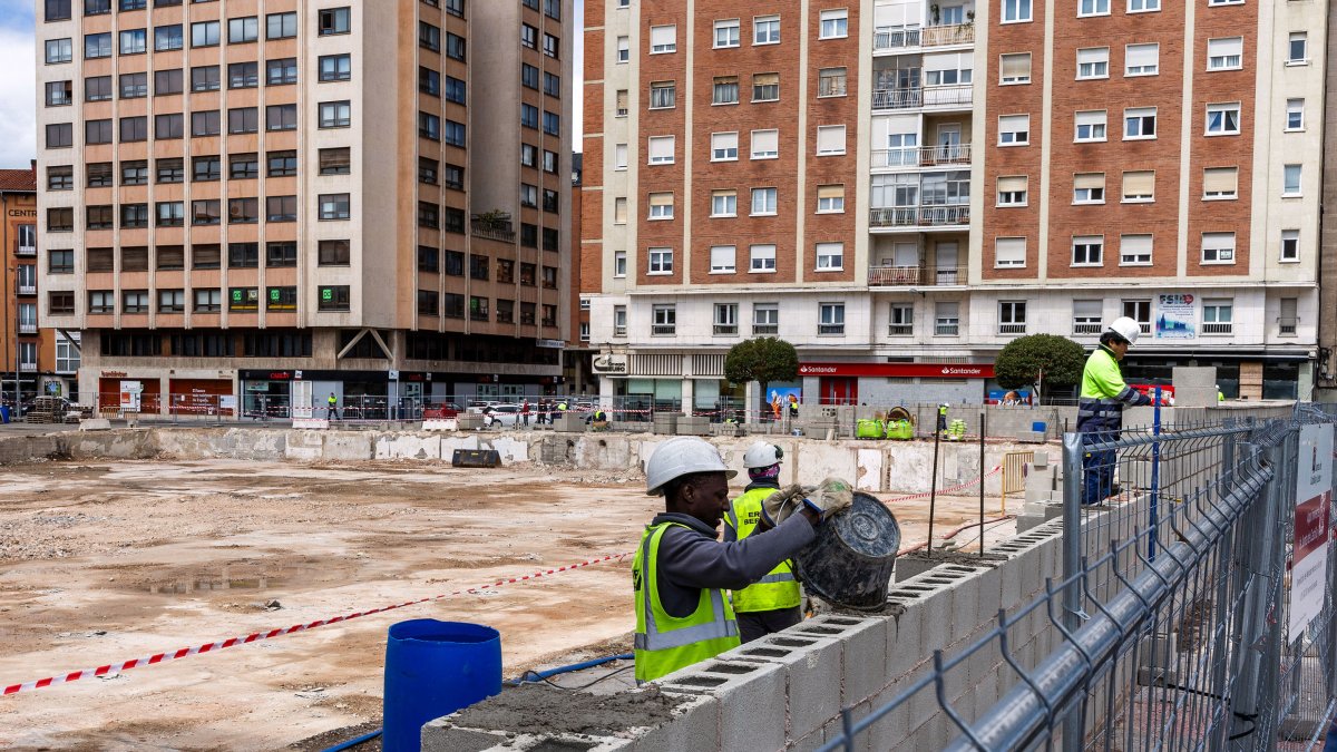 Los operarios trabajan en la construcción del muro que rodeará el solar donde se encontraba el antiguo Mercado Norte.