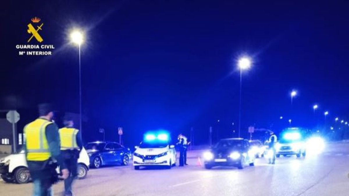 Imagen de la intervención de la Guardia Civil y la Policía de Arroyo (Valladolid) en carreras ilegales.