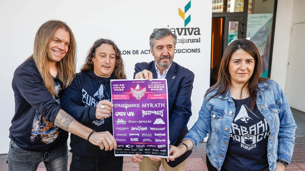 Miembros de la organización y el presidente de la fundación sostienen el cartel del festival.