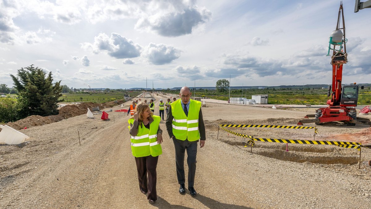 Visita a las obras del Parque Tecnológico de la alcaldesa, Cristina Ayala, y el viceconsejero de Economía, Carlos Martín Tobalina.