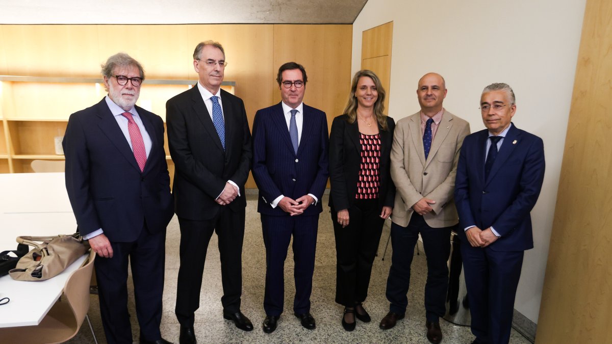 Santiago Aparicio, Miguel Ángel Benavente, Antonio Garamendi, Ángela de Miguel, Jorge Llorente y Roberto Saiz, en los FAE de Oro 2025.